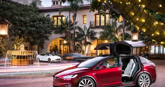 Elon Musk dezvoltă strategia Tesla: urmeză camioane și autobuze electrice