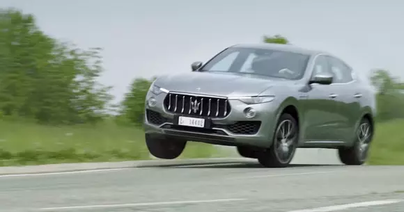 Noul SUV Maserati Levante rulează pe două roți! (VIDEO)