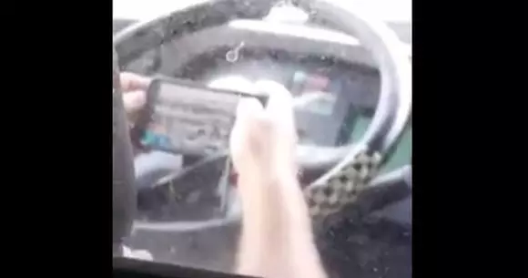 Un șofer de autobuz din București vânează Pokemoni! Singura problemă? E la volan! | VIDEO