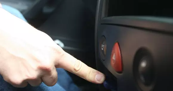 De câte ori n-ai apăsat pe "avarii" fără să ai cu adevărat nevoie? Tu mai știi când spune legea să le folosești?