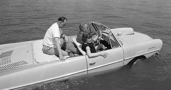 Povestea Amphicar Model 770, una dintre primele mașini-barcă