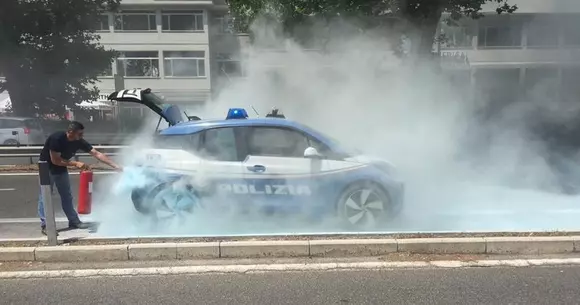 Un BMW i3 aparținând poliției din Roma a luat foc! (VIDEO)