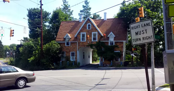 O lume nebună: Casa străbătută de un drum public