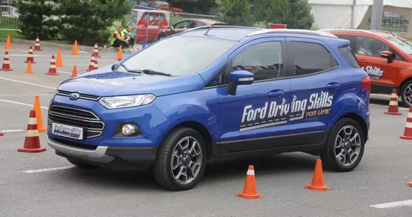 Studiu Ford: Relaxarea, distragerea atenției, tehnologia și alcoolul pun în pericol tinerii șoferi