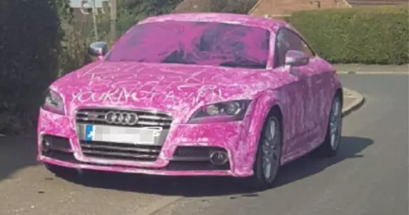 Un Audi a fost acoperit în vopsea roz