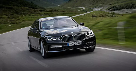 BMW 740e iPerformance: Seria 7 cu încărcare la priză