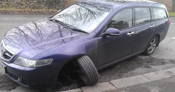 V-ați distrus mașina în gropile de pe drum? Iată cum recuperați banii