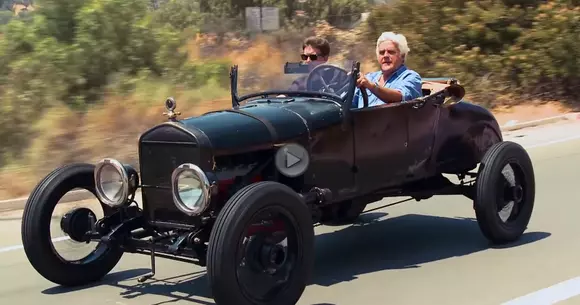 Jay Leno merge cu Ford Model T