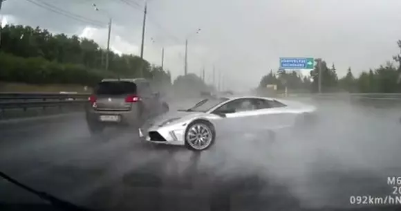 De câte ori se poate roti un Lamborghini pe o autostradă pe timp de ploaie? | VIDEO