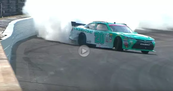 Erik Jones face spectacol cu o mașină de NASCAR după ce unul dintre pneuri cedează