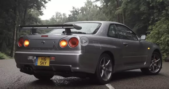 Duel în familie - Nissan GT-R R35 față în față cu R34 Skyline GT-R