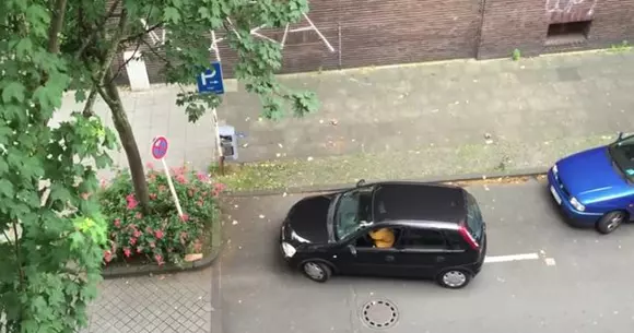 Cât îi ia unei femei să parcheze un Opel Corsa pe două locuri?  | VIDEO