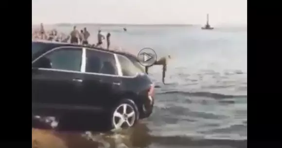 Un Porsche Cayenne devine tobogan și trambulină pentru câțiva ruși