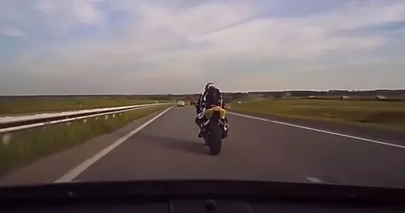 Un Road Rage s-a terminat prost pentru un motociclist | VIDEO