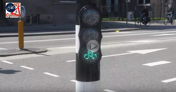 Cam așa arată și lucrează un sistem de semafoare inteligente
