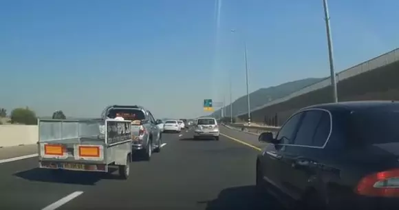 A vrut să-i dea o lecție cu mașina, dar nu știa că e polițist! | VIDEO