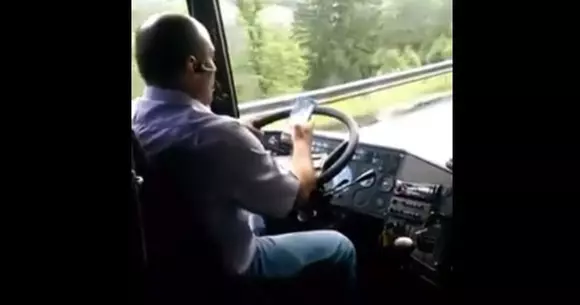 De necrezut! Ce face la volan șoferul unui autobuz care transportă persoane de la Onești la Brașov! | VIDEO