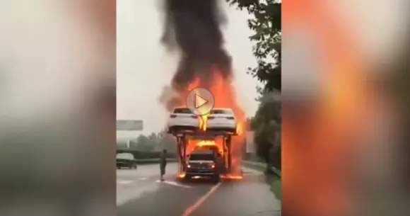 A avut curaj să salveze o mașină din trailerul în flăcări