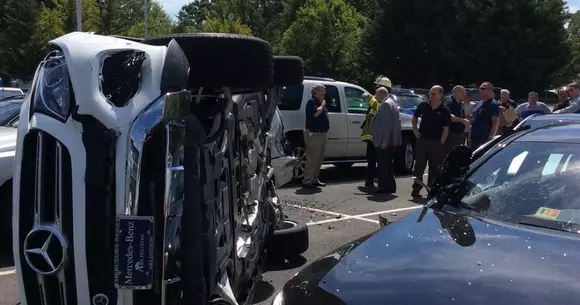 Test drive fulger - În câteva secunde a avariat 5 mașini