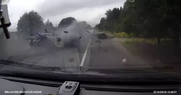 Accident extrem de brutal în Rusia, surprins pe cameră. Victimele supraviețuiesc miraculos (VIDEO)