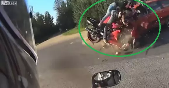 Teribil! Unul dintre cele mai dure accidente de motocicletă filmate vreodată | VIDEO 18+