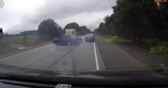 Cel mai violent accident auto. Și nu, nu purtau centura de siguranță