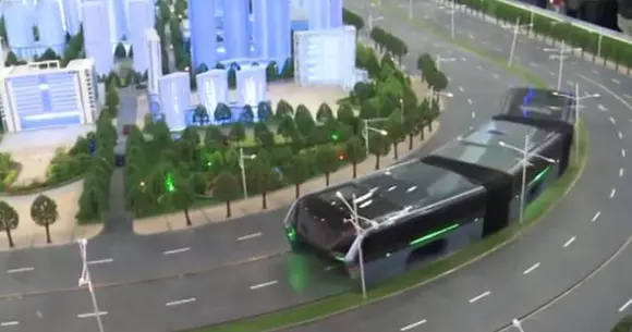 Chinezii au construit autobuzul care circulă pe deasupra mașinilor