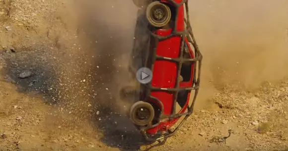 Și banda adezivă este bună la ceva. Un crash-test ne demonstrează acest lucru