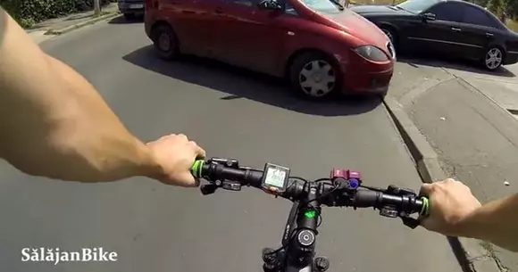 Răzbunare! O șoferiță a dat cu mașina peste un biciclist în București! La fața locului a venit poliția | VIDEO