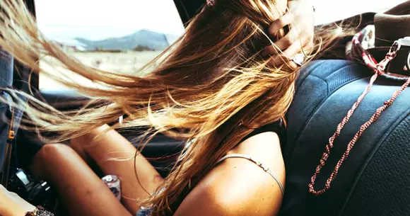 Bancul cu blonda care-și uită cheia în mașină și încearcă să o scoată cu o sârmă