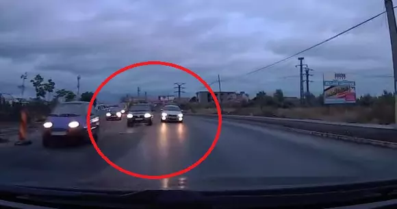 La limita impactului! Uite cum a intrat în depășire un șofer din România! | VIDEO