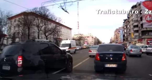 Cum a explicat un șofer al MAE faptul că lovit un conducător auto care circula regulamentar: "E Șefu' în spate și trebuie să ajungem repede la Senat" | VIDEO