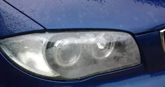 De ce se aburesc unele faruri auto?