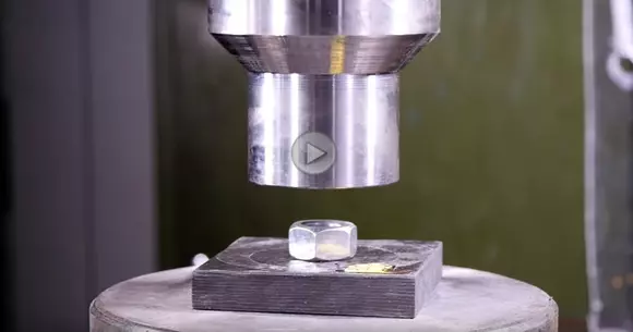 Fibra de carbon față în față cu o presă hidraulică