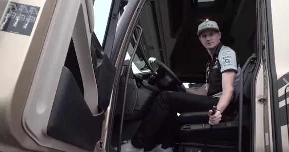 Trei piloți de Formula 1 își încearcă abilitățile pe un Actros