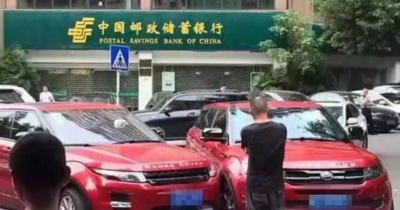 Accidentul anului la indigo - Un Range Rover Evoque și un Landwind X7