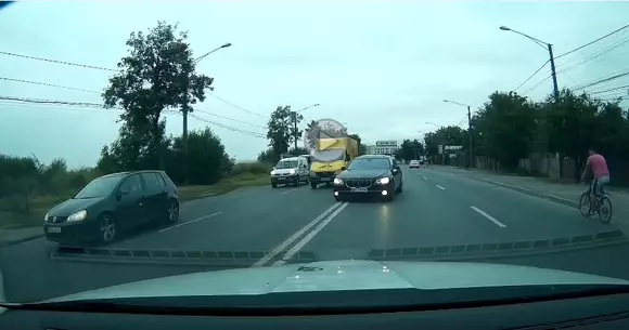 Cu mașina pe contrasens. Omul se grăbea