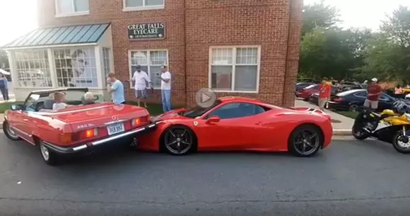 Cel mai stupid accident din acest an. S-a urcat cu un 380SL Roadster pe un 458 Speciale