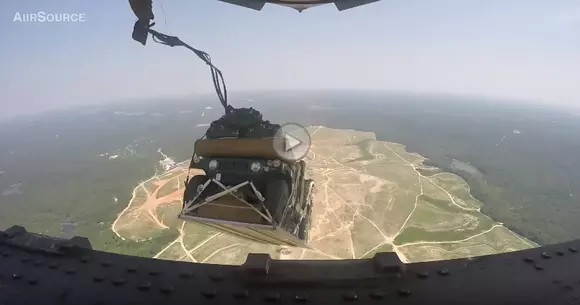 Iată cum sunt parașutate Humvee-urile
