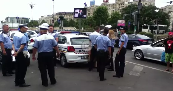 Poliția Rutieră acționează conform legii, în timp ce trecătorii îi iau apărarea unei doamne care a încălcat legea. Continuarea te pune pe gânduri