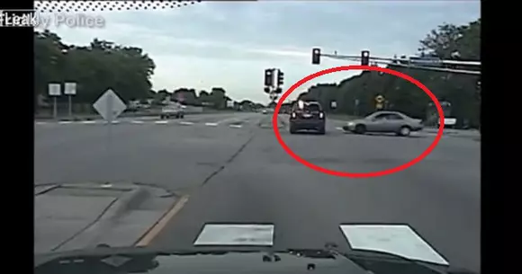 Ce noroc! Cum a scăpat de poliție un șofer care a trecut pe roșu | VIDEO