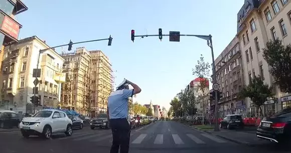 Momentul care l-a făcut pe un polițist să se închine în mijlocul intersecției | VIDEO