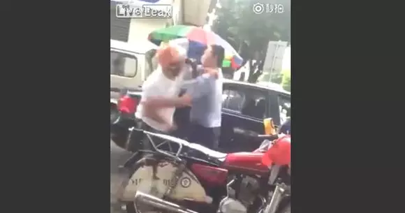 Cel mai violent incident din traficul chinez: i-a dat cu ciocanul în cap până l-a lăsat lat | VIDEO