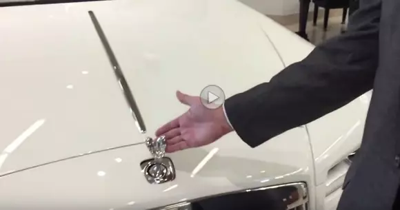 Crezi că poți să furi sigla Rolls-Royce?