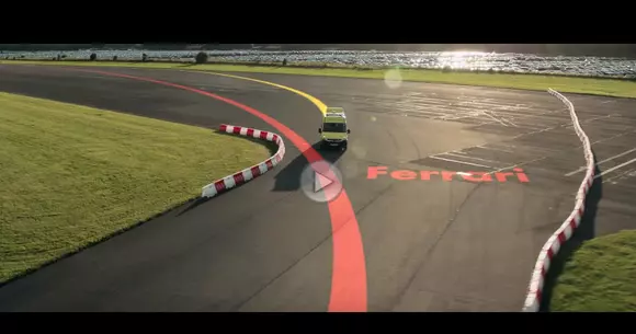 Sebastian Vettel schimbă un Ferrari 488 GTB pe o mașină de Ambulanță