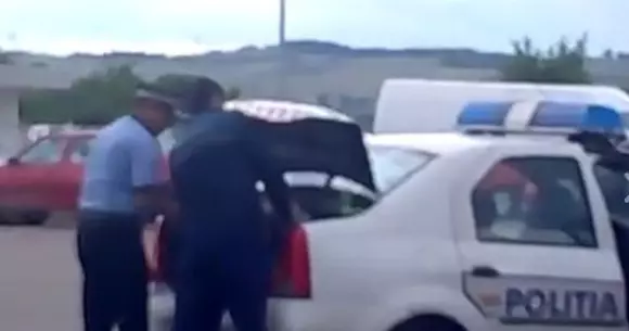 O nouă metodă? Cum transportă suspecții oamenii de la Poliția Locală | VIDEO