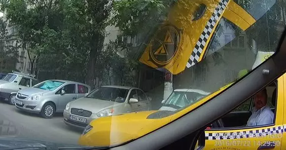 Ce spune un șofer după ce un taximetrist îl provoacă: "Haide, parchează-mi tu mașina!" | VIDEO