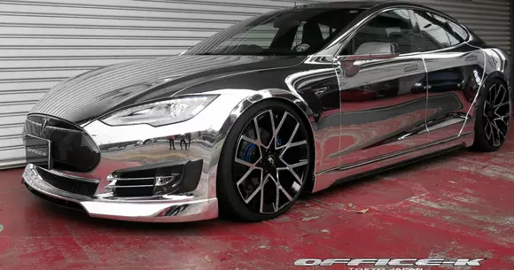 Tesla Model S a fost "îmbrăcată" în crom