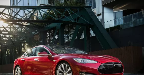 Cât de sigure sunt mașinile interconectate? Chinezii au preluat controlul unei Tesla S în timpul mersului