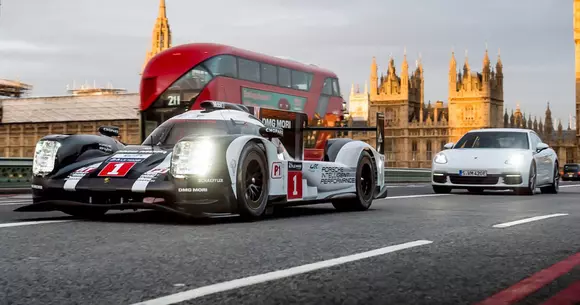 Mark Webber s-a plimbat pe străzile Londrei la volanul unui Porsche 919 Hybrid - galerie foto